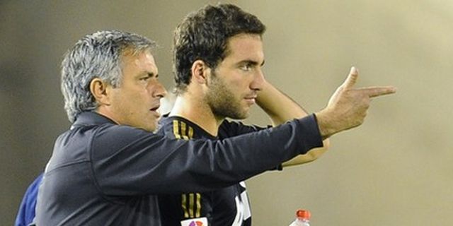 Mourinho: Higuain Tak Akan Pergi Mourinho: Higuain Tak Akan Pergi