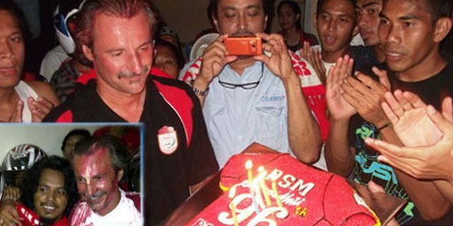 Petar Segrt Dapat Kejutan Ultah Dari Pemain PSM