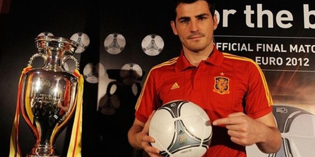 Casillas Perkenalkan Bola Resmi Euro 2012 Casillas Perkenalkan Bola Resmi Euro 2012