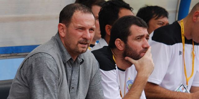 Arema Dirugikan, Dejan Kritik Kinerja Wasit Arema Dirugikan, Dejan Kritik Kinerja Wasit
