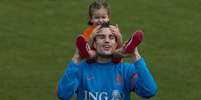 Arsenal Larang RVP Bicara Pada Media Selama Bela Belanda Arsenal Larang RVP Bicara Pada Media Selama Bela Belanda