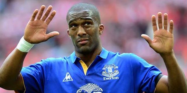 Sylvain Distin Bertahan Setahun Lagi di Everton