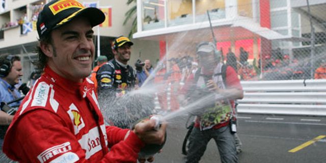 Fernando Alonso Akan Awasi Perkembangan Mark Webber Fernando Alonso Akan Awasi Perkembangan Mark Webber
