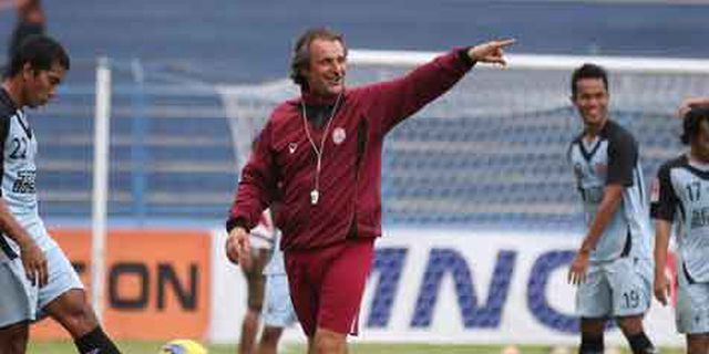 Petar Segrt Bakal Laporkan Wasit Daryanto ke PSSI