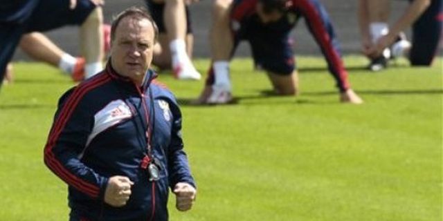 Advocaat: Rusia Bisa Mengalahkan Siapa Saja