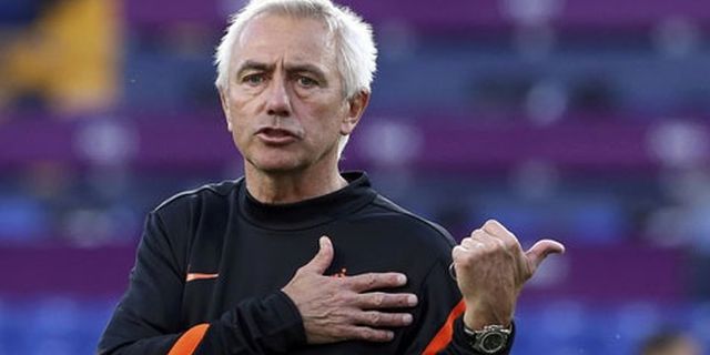 Van Marwijk Keluhkan Rumput Yang Terlalu Panjang