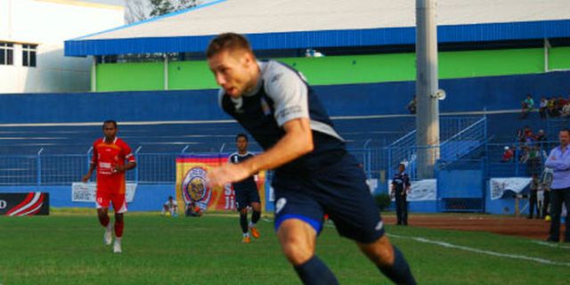 IPL Review: Roman Bawa Arema Hentikan Laju Semen Padang