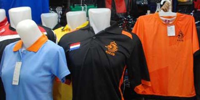 Penjualan Pernak-pernik Euro di Palembang Masih Sepi Penjualan Pernak-pernik Euro di Palembang Masih Sepi
