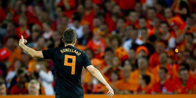 Van Hooijdonk: Belanda Harus Mainkan Huntelaar Van Hooijdonk: Belanda Harus Mainkan Huntelaar