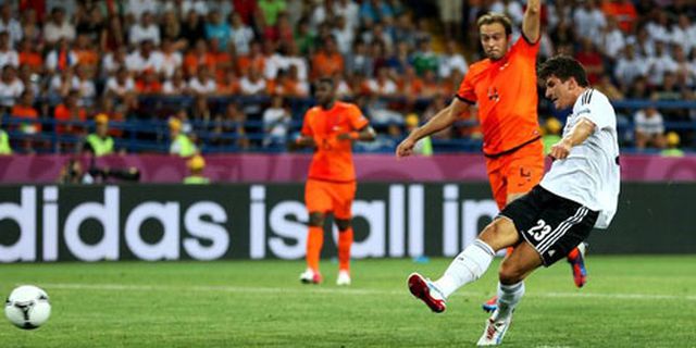 HT Review: Gomez Buat Belanda Di Ujung Tanduk