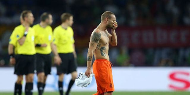 Reaksi Sneijder Usai Kalah Dari Jerman Reaksi Sneijder Usai Kalah Dari Jerman