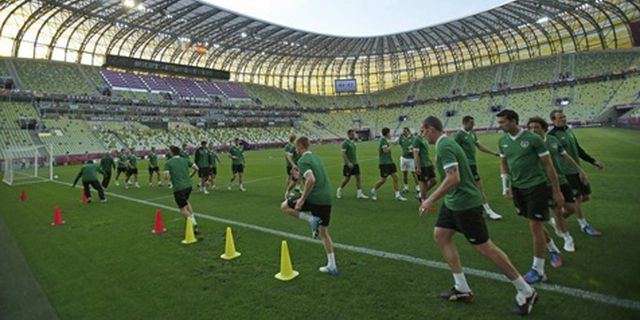 Rumput Stadion Akan Disiram Demi Spanyol Rumput Stadion Akan Disiram Demi Spanyol