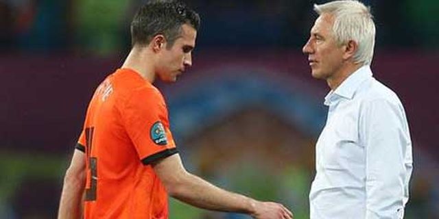 Penampilan Jelek, Van Marwijk Tetap Bela RVP Penampilan Jelek, Van Marwijk Tetap Bela RVP