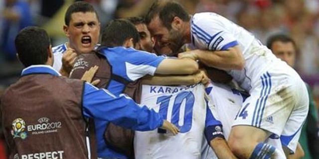 Review: Karagounis Bawa Yunani ke Perempat Final