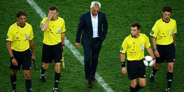 Tak Lolos, Van Marwijk Salahkan Pemain