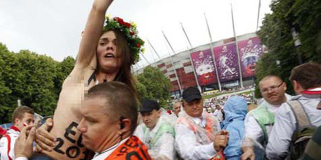 Demo Topless Anti Euro Gagal Menyuarakan Pesan Demo Topless Anti Euro Gagal Menyuarakan Pesan