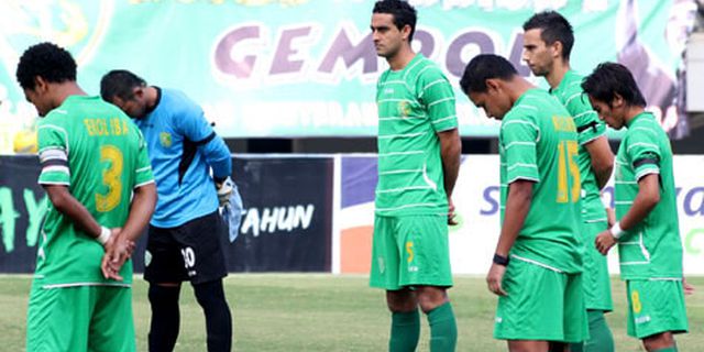 Persebaya IPL Pasang Ban Hitam Untuk Kiper Persebaya DU