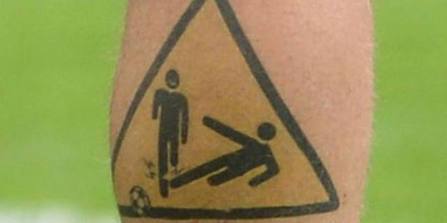 De Rossi Pasang Rambu-Rambu Peringatan Di Kaki De Rossi Pasang Rambu-Rambu Peringatan Di Kaki