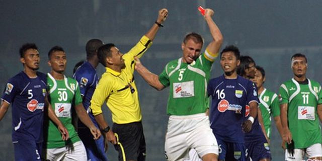 Salah Beri Kartu Merah, Wasit Yandri Minta Maaf