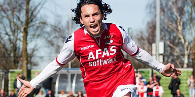 Ezra Walian, Top Skor Ajax U-15 Keturunan Indonesia