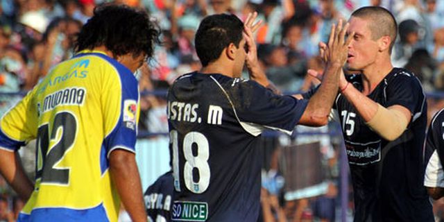 HT Review: Persela Sementara Hajar Persegres 4-1