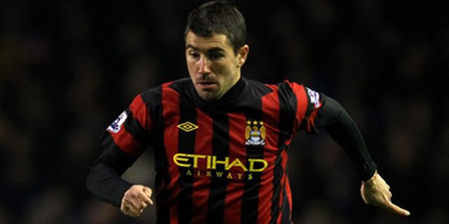 Kolarov Bertahan di Manchester City