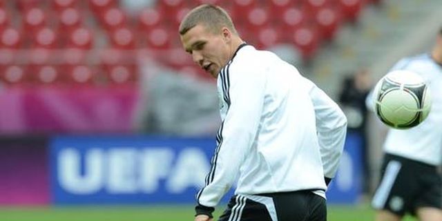 Podolski Optimis Akhiri Rekor Buruk Lawan Italia Podolski Optimis Akhiri Rekor Buruk Lawan Italia