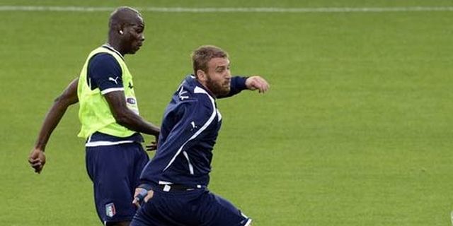 De Rossi: Tak Ada Masalah Dengan Balotelli De Rossi: Tak Ada Masalah Dengan Balotelli