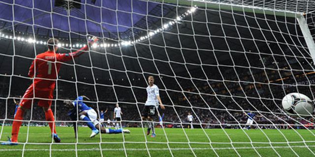HT Review: Balotelli Tempatkan Satu Kaki Italia di Final HT Review: Balotelli Tempatkan Satu Kaki Italia di Final