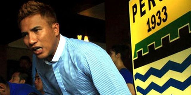 Usai Laga Terakhir, Along Tinggalkan Persib Bandung