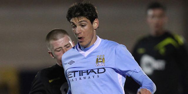 Scapuzzi Tetap Bertahan Bersama City