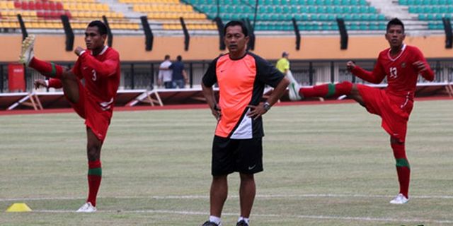 Aji Santoso Keluhkan Rumput Stadion Utama Riau Aji Santoso Keluhkan Rumput Stadion Utama Riau