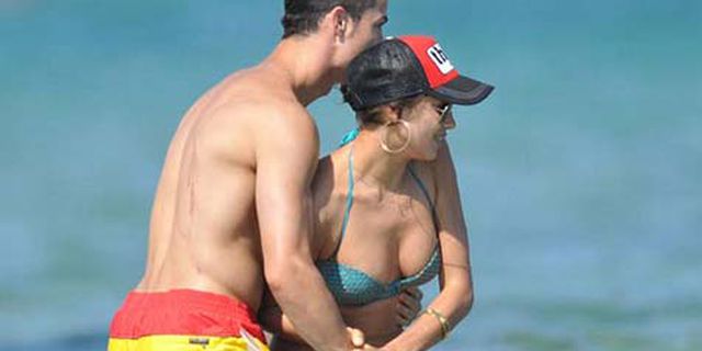 Wow, Seksinya Irina dengan Bikini Birunya