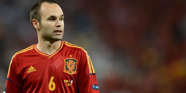 Iniesta Tak Ingin Saingi Messi Rebut Ballon d'Or