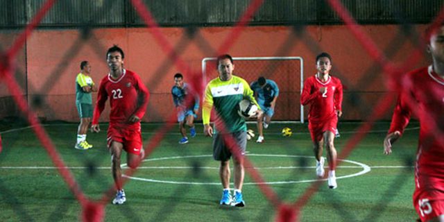 Kelelahan, Garuda Muda Berlatih di Lapangan Futsal