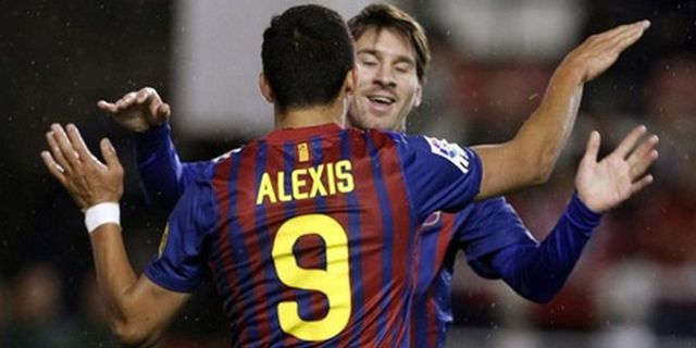 Messi: Alexis Sanchez Tidak Beruntung