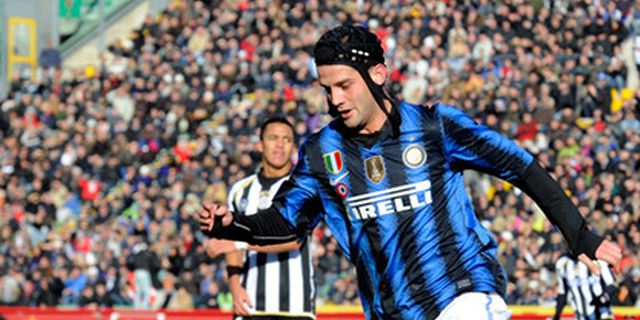 Chivu Tak Keberatan Bermain di Posisi Mana Pun Chivu Tak Keberatan Bermain di Posisi Mana Pun