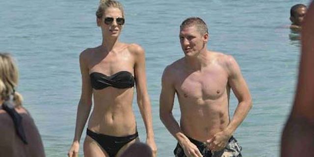 Akrobat Air Ala Bastian Schweinsteiger dan Kekasihnya