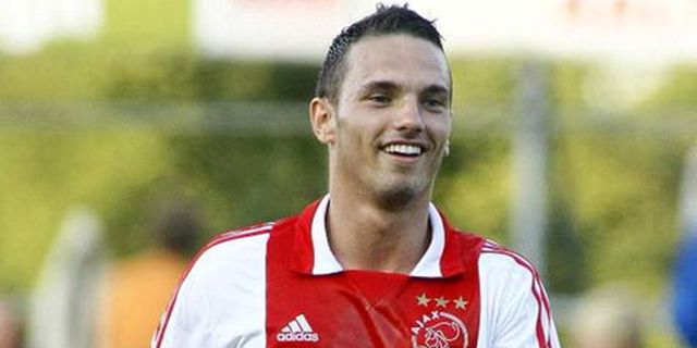 Sneijder Resmi Memperkuat RKC Sneijder Resmi Memperkuat RKC