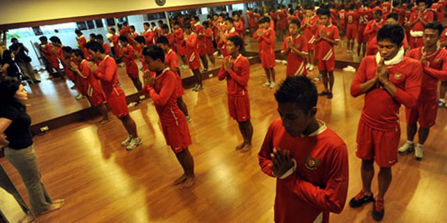 Timnas U-22 Relaksasi Dengan Yoga