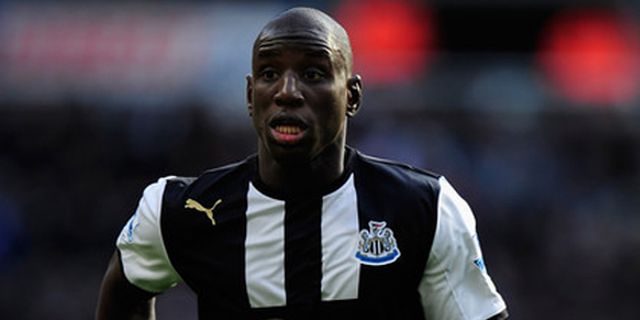 Newcastle Pertahankan Demba Ba Newcastle Pertahankan Demba Ba