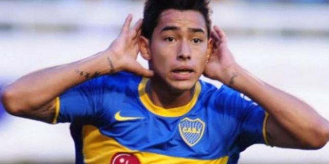 Barcelona Pinjam Sergio Araujo Dari Boca