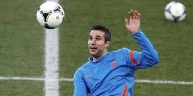 Van Persie Ingin Gaji 10 Juta Pound Per Musim