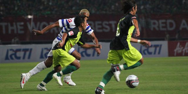 HT Review: Diwarnai Lampu Mati, Persebaya Tahan QPR