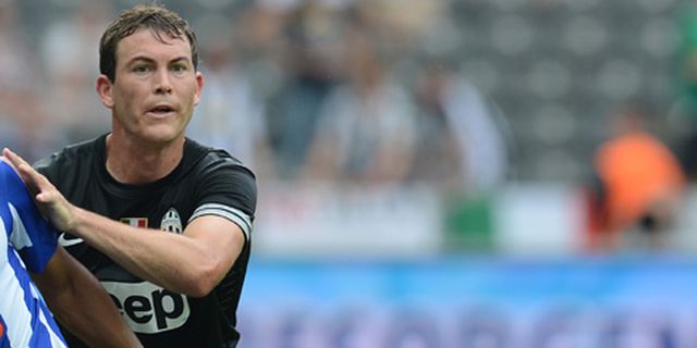 Dijajal Sebagai Bek Tengah, Lichtsteiner Puas