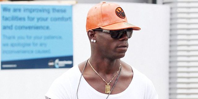 Hindari Fans, Balotelli Harus Diselamatkan Dari Toilet