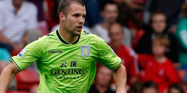 Ron Vlaar Minta RVP Tak Tinggalkan Inggris
