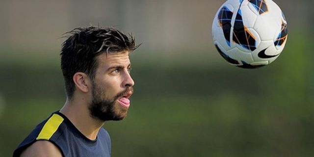Pique Akan Senang Sambut Alexandre Song Pique Akan Senang Sambut Alexandre Song
