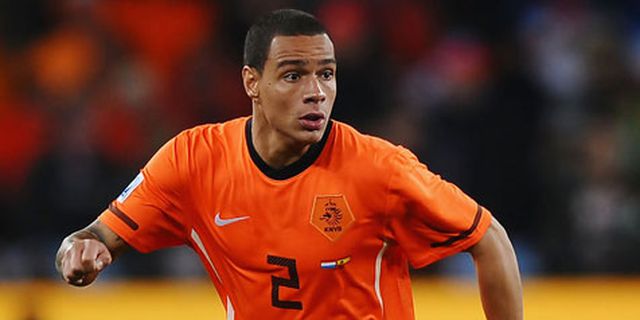 PSG Rekrut Van der Wiel