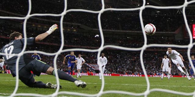 Review: Penalti Lampard Selamatkan 10 Pemain Inggris